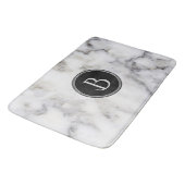 Mit Monogramm, moderner Stein aus weißem und graue Badematte (Schrägansicht)