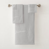 Mit Monogramm, modernes silbergraues Metallic Badhandtuch Set (Insitu)