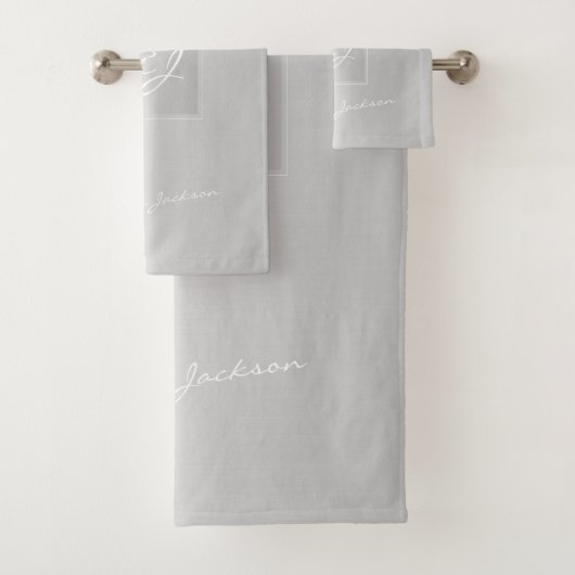 Mit Monogramm, modernes silbergraues Metallic Badhandtuch Set (Insitu)