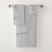 Mit Monogramm, modernes silbergraues Metallic Badhandtuch Set (Insitu)