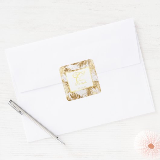 Mit Monogramm monstera Gilded Gold Wedding Quadratischer Aufkleber (Umschlag)