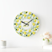 Mit Monogramm Muster in gelbem Grün Große Wanduhr (Zuhause)