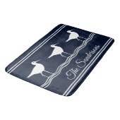 Mit Monogramm Name Sand Pipers Navy Blue Bath Mat Badematte (Schrägansicht)