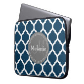 Mit Monogramm Navy Blue & Gray Quatrefolie Laptopschutzhülle (Vorderseite Links)