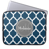 Mit Monogramm Navy Blue & Gray Quatrefolie Laptopschutzhülle (Vorderseite)