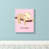 Mit Monogramm Niedliches Baby-Sloth auf Tree Pink- Leinwanddruck (Insitu (Holzboden))