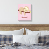Mit Monogramm Niedliches Baby-Sloth auf Tree Pink- Leinwanddruck (Insitu (Schlafzimmer))