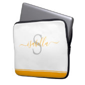 Mit Monogramm Orange Script Laptopschutzhülle (Vorderseite Links)