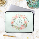 Mit Monogramm Pastell Rosa Blume Kranz Laptopschutzhülle<br><div class="desc">Mit unserem Mit Monogramm Pink Blush Blume Wreath Laptop Sleeve steigern Sie Ihren Laptop-Stil. Personalisierte Eleganz für unterwegs</div>