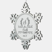 Mit Monogramm Personalisierter Familienname Schneeflocken Zinn-Ornament (Rechts)