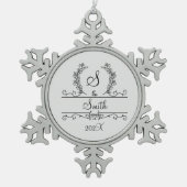 Mit Monogramm Personalisierter Familienname Schneeflocken Zinn-Ornament (Vorderseite)