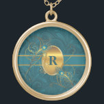 Mit Monogramm Pfau in Aquamarin- und Goldfedern Vergoldete Kette<br><div class="desc">Schöne aquamarine grüne Farbtöne und goldene Farbtöne in diesem Imitat Pfauenfeder und elegante thematisch mit Monogramm Halskette oder Locke für sie.</div>