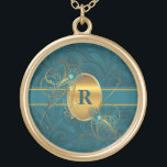 Mit Monogramm Pfau in den aquamarinen und Vergoldete Kette<br><div class="desc">Schöne aquamarine grüne Farben werden mit goldenen Tönen in dieser Imitatpfaufeder und elegante themed mit Monogramm Halskette oder Locket für sie zusammengebracht.</div>