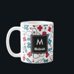 Mit Monogramm Red Blue Nurse Muster Kaffeetasse<br><div class="desc">Kaffeemaschine für Krankenschwestern,  Ärzte oder medizinisches Fachpersonal mit einem niedlichen Stethoskomuster,  Medizin,  Thermometern,  Bandaien und Kreuzen in Blau,  Weiß und Rot. Personalisieren Sie mit Ihrem Namen und initialisieren Sie in modernen Schriftart.</div>