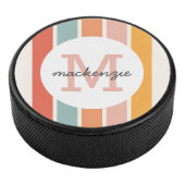Mit Monogramm Retro Farbige Streifen Personalisier Eishockey Puck (3/4)
