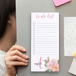 Mit Monogramm rosa Blume, die Sie ausführen möchte Magnetischer Notizblock<br><div class="desc">Hübsches Magnetnotepad zur Personalisierung mit dem Monogramm. Die Vorlage ist für Sie Set, um Ihren Namen und Initial (aber Sie können jeden Bereich leer verlassen, wenn Sie es vorziehen, nur einen oder den anderen). Dieses Blumendesign hat rosa Aquarellfarben-Blume mit Blattwerk und geschmückter Schrift-Typografie. Das Notizblock ist als Liste konzipiert und...</div>