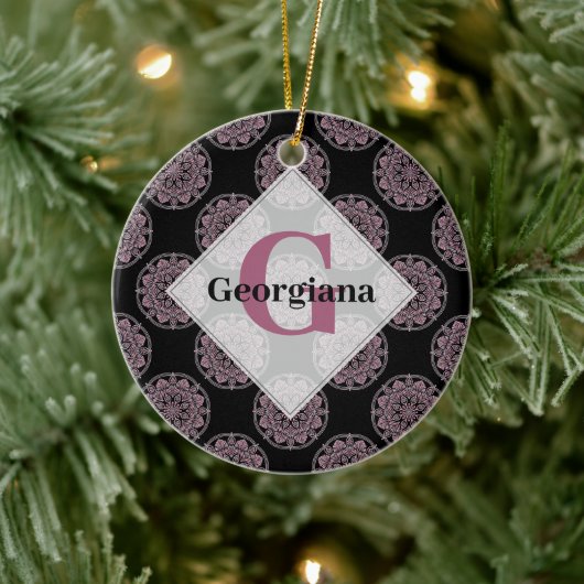 Mit Monogramm rosa Blumenfronten Polka Dot Mandala Keramik Ornament (Baum)