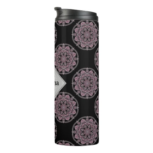 Mit Monogramm rosa Blumenfronten Polka Dot Mandala Thermosbecher (Nach rechts gedreht)