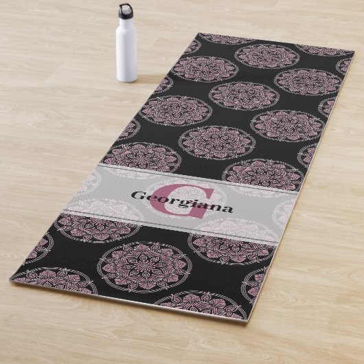 Mit Monogramm rosa Blumenfronten Polka Dot Mandala Yogamatte (Beispiel)