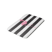 Mit Monogramm rosa Flamingo + Schwarzes + Weiße Badematte (Schrägansicht)
