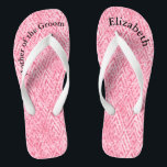 Mit Monogramm Rosa Glitzer Mutter des Brautpaares Badesandalen<br><div class="desc">Ein lustiges Geschenk für die Mutter der Braut und des Bräutigams. Wenn sie am Ende der Nacht müde ist,  will sie diese! Personalisieren Sie sie!</div>