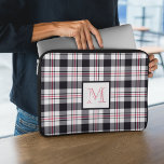 Mit Monogramm rosa Kariertes Muster Laptopschutzhülle<br><div class="desc">Dieser personalisierte Laptop-Ärmel weist ein modernes tartanes (kariertes) Muster mit Streifen in weiß,  rotfarben,  rosa und schwarz auf und ein gerahmtes Monogramm in passenden Farben auf.</div>
