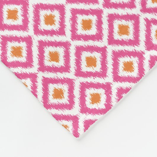 Mit Monogramm rosa Mandarine Diamonds Ikat Pattern Fleecedecke (Ecke)