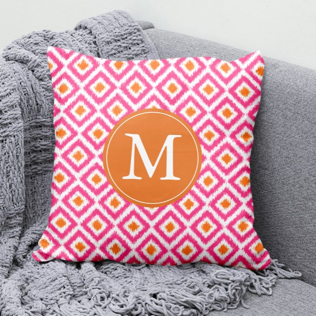 Mit Monogramm rosa Mandarine Diamonds Ikat Pattern Kissen (Von Creator hochgeladen)