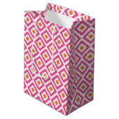 Mit Monogramm rosa Mandarine Diamonds Ikat Pattern Mittlere Geschenktüte (Rückseite Schrägansicht)