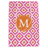 Mit Monogramm rosa Mandarine Diamonds Ikat Pattern Mittlere Geschenktüte (Vorderseite)