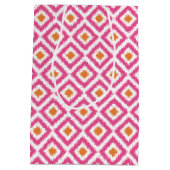 Mit Monogramm rosa Mandarine Diamonds Ikat Pattern Mittlere Geschenktüte (Rückseite)