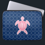 mit Monogramm Rosa-Meeresschildkröte Laptopschutzhülle<br><div class="desc">Ein Geschenk mit einer Illustration einer rosa Meeresschildkröte.  Personalisieren Sie mit Ihrem Monogramm auf der Muschel der Schildkröte.  Hintergrund ist marineblau vierblättriges Muster.</div>