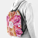 Mit Monogramm Rosa Palmen Sportbeutel<br><div class="desc">Warme rosa bis orange tropische Palmfronten auf weißem Hintergrund bereit für Ihr Monogramm in schicker Schrift auf einem weißen Kreis auf der Vorderseite in jeder Farbe (kann gelöscht oder verschoben werden auf dem Layout.) Schaffen Sie sich selbst oder geben Sie als Geschenk.</div>