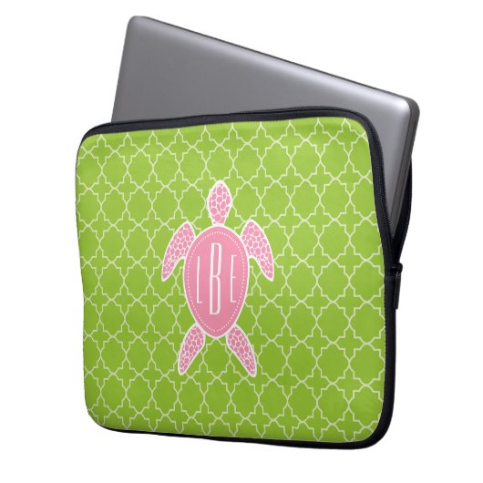 Mit Monogramm rosa Seeschildkröte-Grün Quatrefoil Laptopschutzhülle (Vorderseite Links)