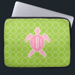 Mit Monogramm rosa Seeschildkröte-Grün Quatrefoil Laptopschutzhülle<br><div class="desc">Ein Geschenk,  das eine Illustration einer rosa Meeresschildkröte kennzeichnet.  Personifizieren Sie mit Ihrem Monogramm auf der Muschel der Schildkröte.  Hintergrund ist Limones grünes quatrefoil Muster.</div>