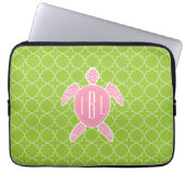 Mit Monogramm rosa Seeschildkröte-Grün Quatrefoil Laptopschutzhülle (Vorderseite)