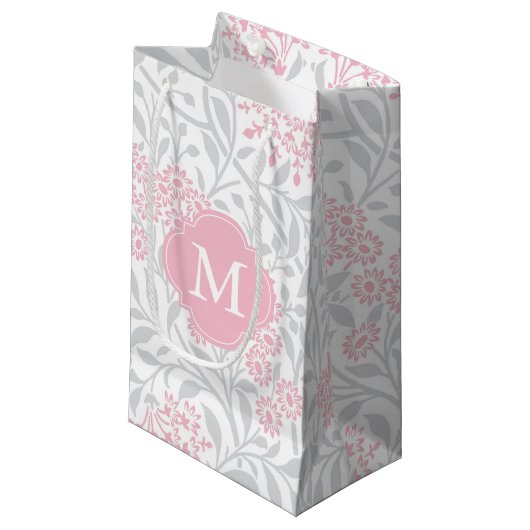 Mit Monogramm rosa und graues Blumendamast-Muster Kleine Geschenktüte (Vorderseite Schrägansicht)
