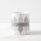 Mit Monogramm rosa und graues Raute Muster Kaffeetasse (Mittel)