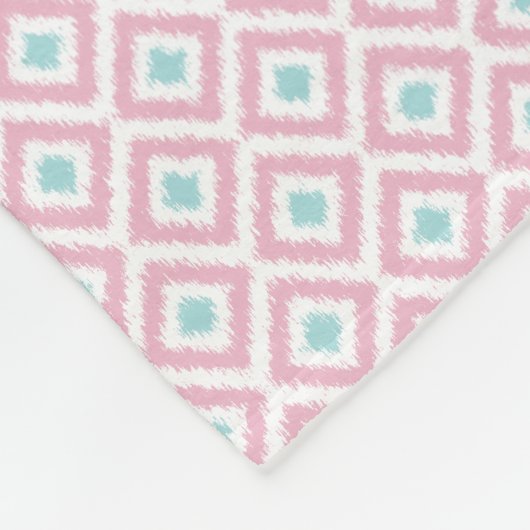 Mit Monogramm Rosa- und Mini-Diamanten-Ikat-Muster Fleecedecke (Ecke)