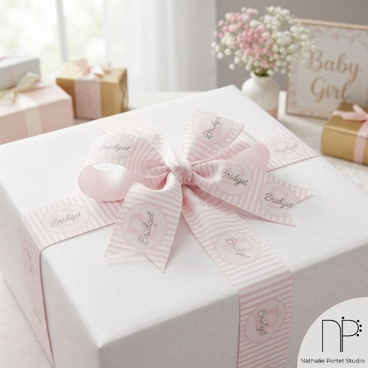Mit Monogramm, rosa und weiß gestrichen Ripsband