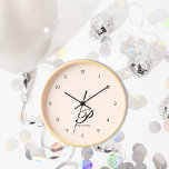Mit Monogramm Rosa Wall-Uhr Uhr<br><div class="desc">Mit unserer Personalisierten Script Wall Clock können Sie Blush Pink fesseln. Der zarte Script-Schriftart mit Ihrem ersten Initial- und Vollnamen verleiht Ihrem Wohnraum eine Touch personalisierten Charmes. Diese Wanduhr wurde aus hochwertigen Materialien gefertigt und ist so gebaut, dass sie der Zeit standhält. Die Rosa Blush Hue besticht durch Eleganz und...</div>