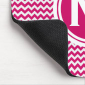 Mit Monogramm Rosa Zigzag-Muster Mousepad (Ecke)