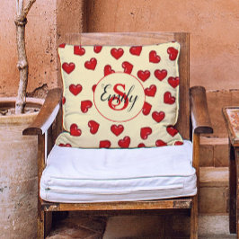 Mit Monogramm rote Herzen auf Gelb Kissen