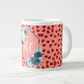 Mit Monogramm Rote Herzen auf rosa Muster Jumbo-Tasse (Vorderseite Rechts)