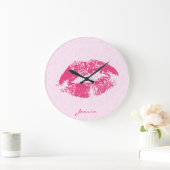 Mit Monogramm rote Lippen über hellrosa Damaske Große Wanduhr (Zuhause)