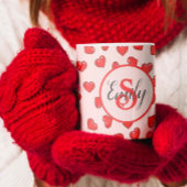 mit Monogramm rotes Herzmuster auf Rosa Kaffeetasse