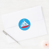 Mit Monogramm Rotes Sailboat Marine Blaues Meer Runder Aufkleber (Umschlag)