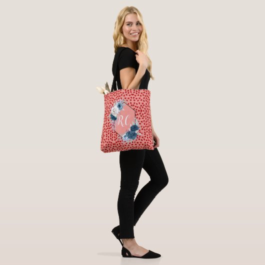 Mit Monogramm Rotherzenmuster auf Rosa Tasche (Am Model)