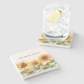 Mit Monogramm rustikaler Gelbblütengarten Steinuntersetzer (Seitenansicht)