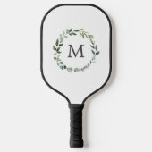 Mit Monogramm Sage Green Blätter Grünfläche Kranz Pickleball Schläger (Vorderseite)